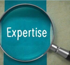 expertise vindbaar in AI. Met het woord expertise onder een vergrootglas.