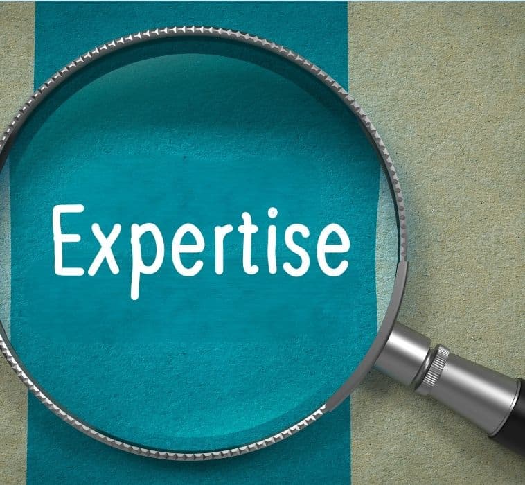 expertise vindbaar in AI. Met het woord expertise onder een vergrootglas.
